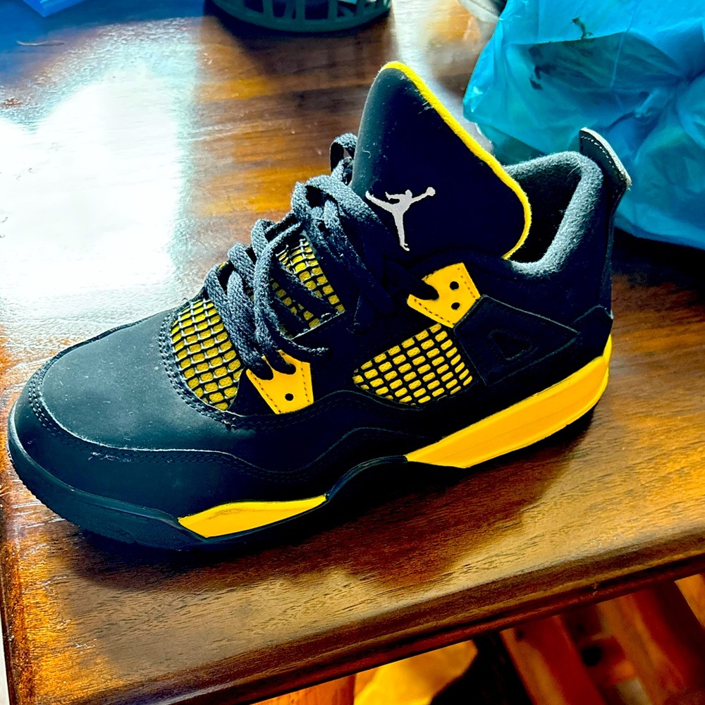 Nike Jordan 4 Retro size 3y